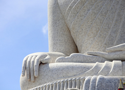 在岛上，在泰国普吉岛的大佛像纪念碑。