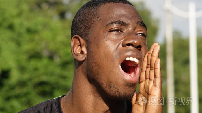 一个胡子拉碴的男性叫喊照片-正版商用图片09h8bv-摄图新视界