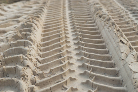 拖拉机轮胎印记在沙子宏观