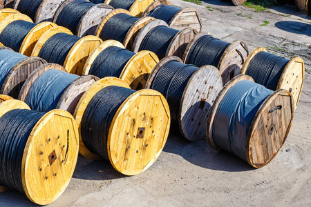 红线木线轴地板上木线轴上的电线照片