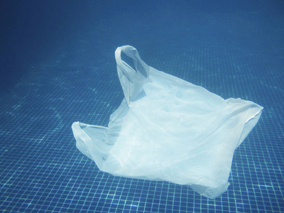 塑料袋漂浮在水中。污染环境。回收垃圾