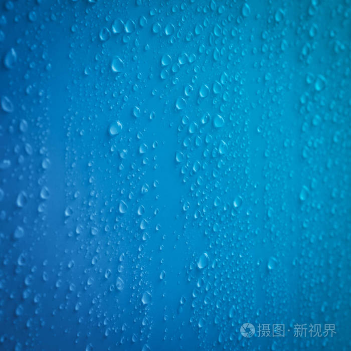 透明水滴或雨滴或水蒸气在固体背景动