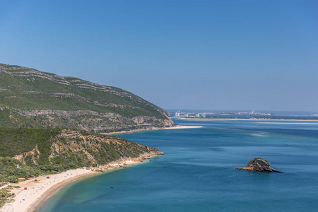 令人惊叹的蓝水海滩在 Arrabida, Alentejo 在葡萄牙