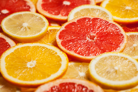 多彩的柑橘类水果切片