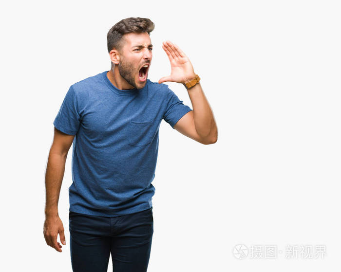 年轻英俊的男子在孤立的背景下大声叫喊和尖叫的一边与手在嘴上.