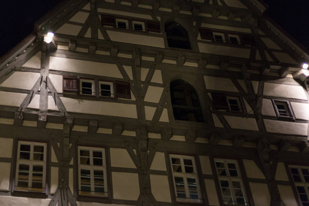 历史外墙与木框架和窗户与灯和灯在10月晚上在德国南部城市靠近斯图加特镇