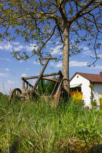 旧手推车在春天农村德国南部蓝天阳光明媚的快乐天