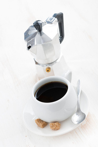 杯黑咖啡和咖啡机，垂直