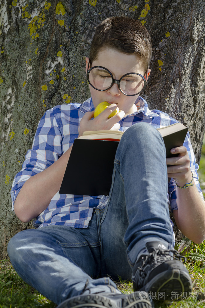 读一本书的年轻男孩