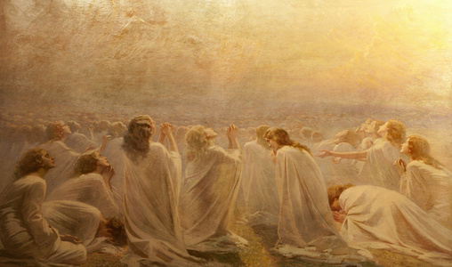 饭前祷告美丽的女人在山里祷告宗教概念-女人和她的祷告孩子手上折叠