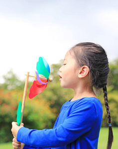 可爱的小亚洲男孩女孩吹风涡轮在夏季花园