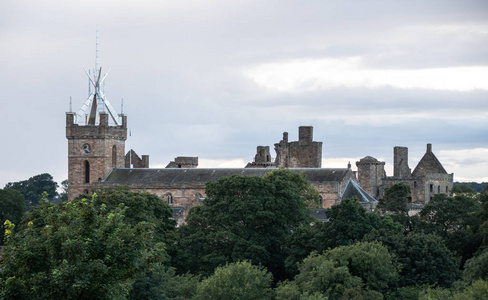 Linlithgow 的圣麦克教堂, 与它的现代钢尖顶, 和 Linlithgow 宫殿的背景
