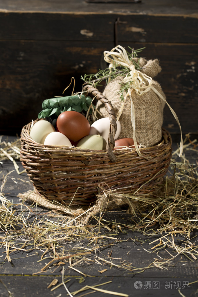用稻草一篮子的复活节彩蛋