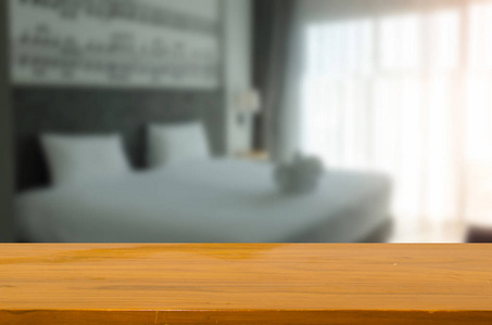 木桌和抽象模糊美丽的豪华卧室内饰。可用于显示或蒙太奇您的产品
