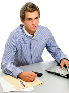 英俊的年轻男子，工作用的笔记本电脑