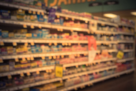 老式色调模糊的抽象背景药房商店与安排变异的药品和医疗用品产品标签货架上显示。医用模糊药物的室内药店