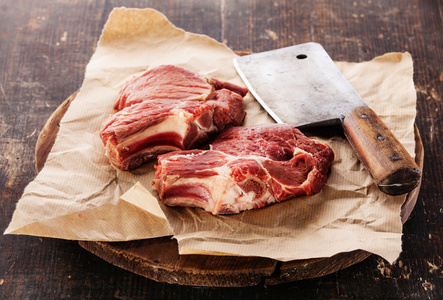 钢的肋骨原料新鲜的肉和切肉刀照片