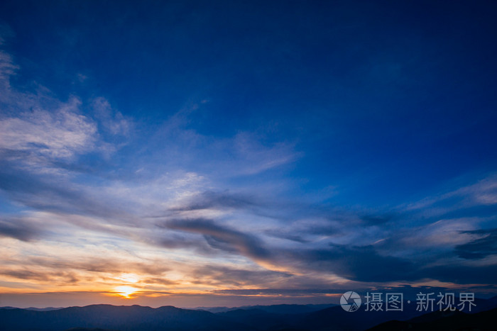 色彩斑斓的天空与太阳背景在山中 日落 日出照片 正版商用图片09hmw1 摄图新视界
