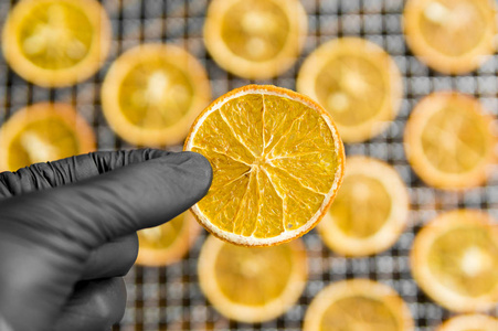 在网格上涂上橘子片进行干燥。干果, 可用作餐食或鸡尾酒的装饰。富含维生素和微量元素的健康素食