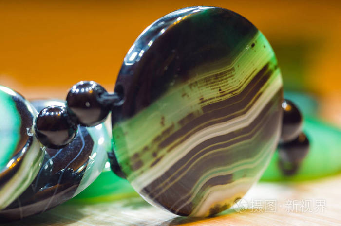 大抛光珠美丽的半透明的绿色玛瑙宝石, 特写, 宏观照片