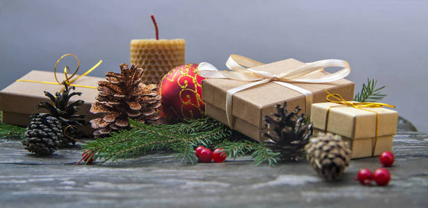 节日圣诞节背景顶部视图与木表纹理在查出的白色