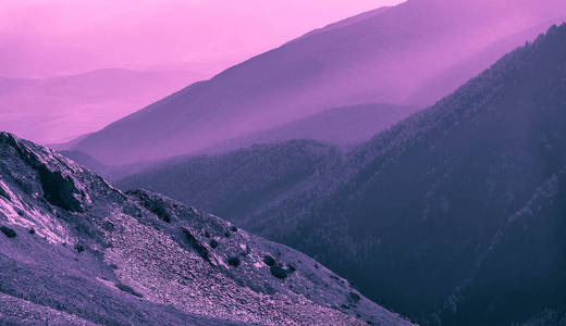 美丽的神秘山脉日落景色。神秘的高山早晨, 日出在紫罗兰色和粉红色的颜色