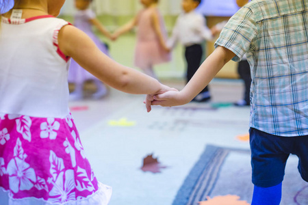 孩子们在幼儿园牵手有趣的孩子们女儿吃健康的食物.