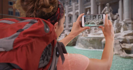 在罗马旅行的白色黑发在电话中录制特雷维喷泉的视频