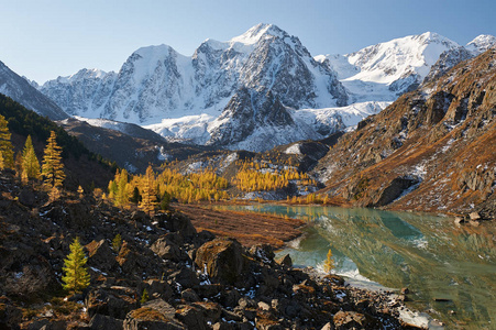 明亮多彩的黄河秋山湖, 俄罗斯, 西伯利亚, 阿尔泰山脉, Chuya 岭