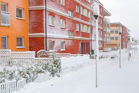 在冬季攻势后大雪覆盖的街道