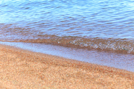 蓝色清澈的水。海, 湖, 太阳, 海滩, 假期背景插入图像和文本。旅游旅游