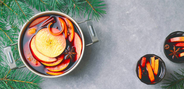 热饮, 热香料饮料与橙色和苹果在一个老式壶, 冬季饮料