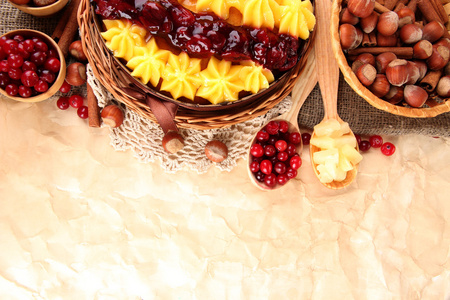美味水果自家做的饼与浆果和坚果，棕色背景