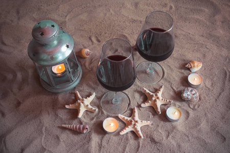 浪漫海滩之夜 两杯酒, 蜡烛, 灯笼, 贝壳, 海星。情人节