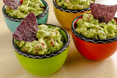 新鲜的自制矮胖鳄梨酱蘸照片