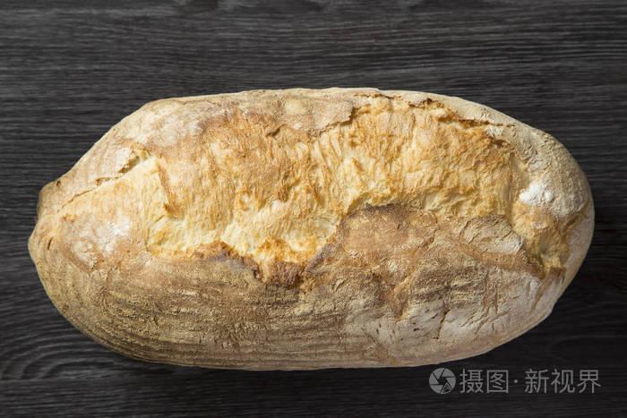 自制的面包，木制的背景上