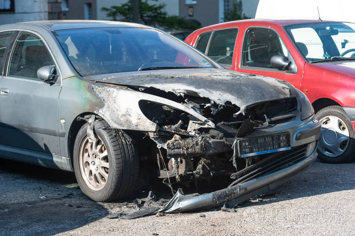 被烧毁的汽车前毁坏的车