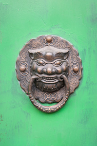 在北京，中国的绿色门狮形门环