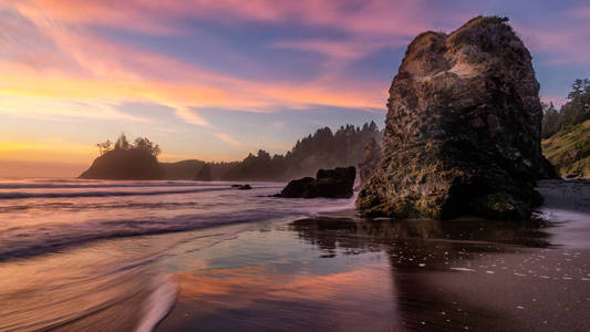 热带岩石海滩上的晚间日落