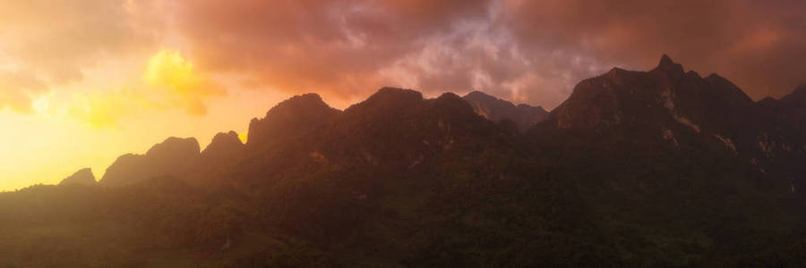 在夕阳下的乡村丘陵地区的山脉全景