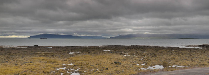 Reyjavik 与油轮的港口和海湾景观