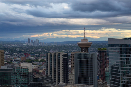 在日落前一个暴风雨的夏日傍晚, 市中心的鸟瞰图。在加拿大不列颠哥伦比亚省温哥华拍摄