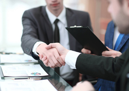 财务合作伙伴在服务台的握手照片