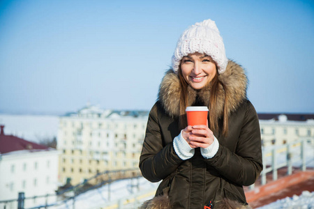 冬日白茶 微笑女孩穿着漂亮毛衣 幸福的季节