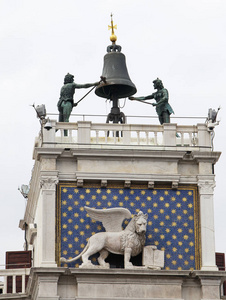 狮子装饰威尼斯圣马来大教堂的屋顶