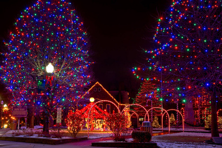 村广场上的小镇圣诞展览, 有糖果藤拱门和旋转木马