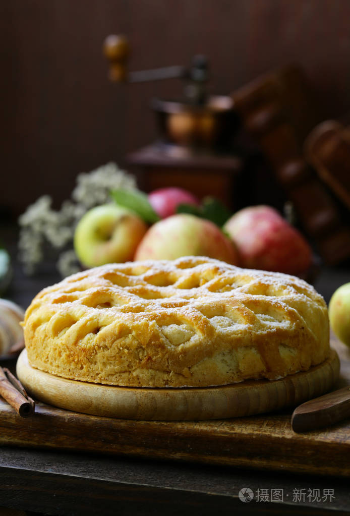 传统的苹果派用肉桂酥皮糕点