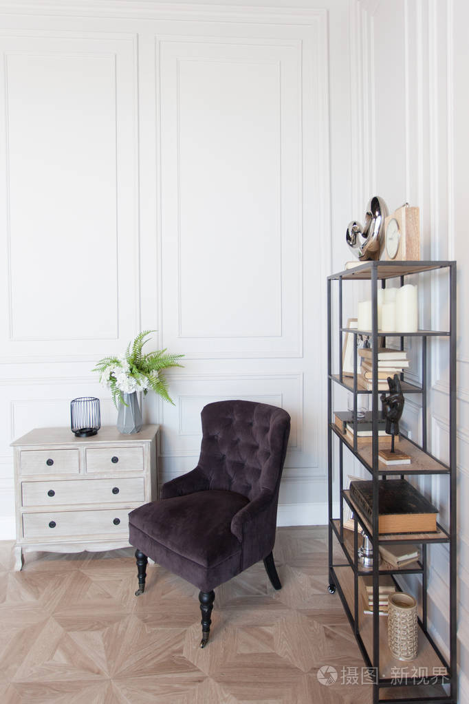 家庭内饰, 复古椅.现代室内与老式家具的阁楼风格与混凝土墙上的背景