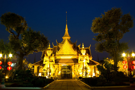 巨人在夜间寺