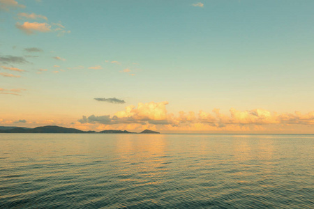 夕阳下的海景风景如画的景色